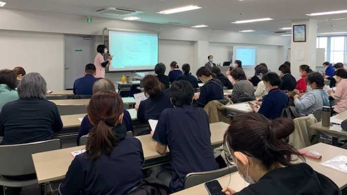 法人内の5つのステーションが連携協力体制|訪問看護ステーション三軒茶屋 「やさしさと 確かな技と かしこさで 生きかた尊ぶ訪問看護」をモットーにご本人やご家族の意向を大切にした、丁寧な看護を行っています。