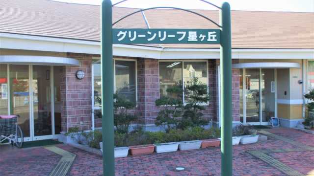 【外観】れんが風の壁が特徴の、平屋建ての建物です。より家庭的な雰囲気を感じていただけます。