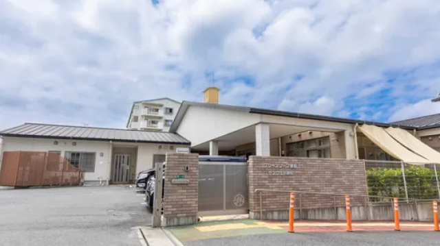 1階建ての施設で駐車スペースは目の前。スロープが設置されており足元には誘導ブロックが敷かれています。