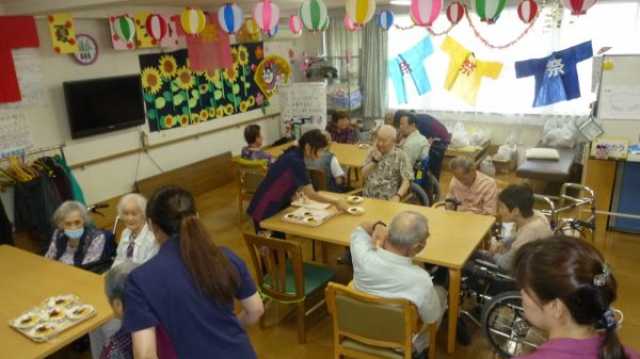 私たちは、家庭的な雰囲気の中で、 皆様の生活の向上とリハビリのお手伝いをさせていただきます|八幡慈恵病院(通所リハビリ・訪問リハビリ)