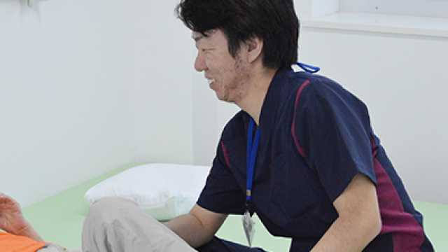 私たちは、家庭的な雰囲気の中で、 皆様の生活の向上とリハビリのお手伝いをさせていただきます|八幡慈恵病院(通所リハビリ・訪問リハビリ)