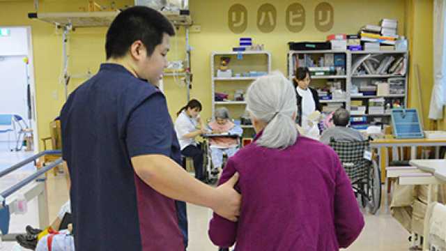 私たちは、家庭的な雰囲気の中で、 皆様の生活の向上とリハビリのお手伝いをさせていただきます|八幡慈恵病院(通所リハビリ・訪問リハビリ)