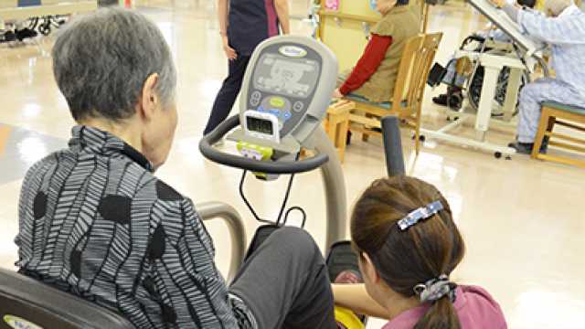 私たちは、家庭的な雰囲気の中で、 皆様の生活の向上とリハビリのお手伝いをさせていただきます|八幡慈恵病院(通所リハビリ・訪問リハビリ)