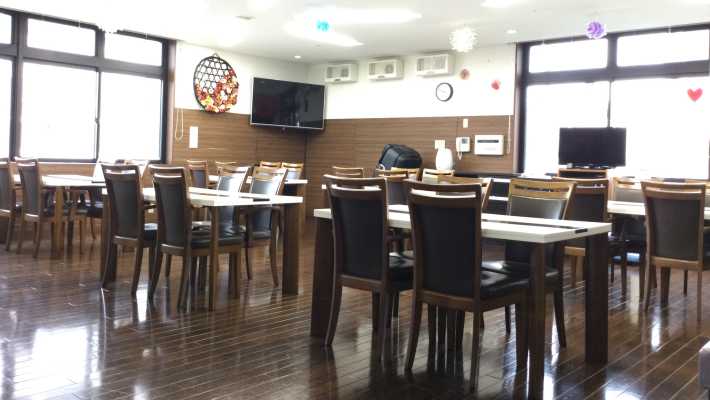 開放感のある落ち着いたデイサービスフロア｜デイサービス輪音庭.