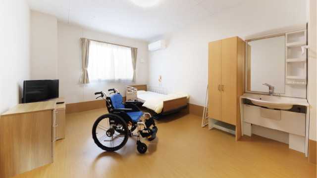 居室 お部屋は広めのワンルームタイプです。収納や洗面台があり、朝の身だしなみもお部屋でおこなえます。