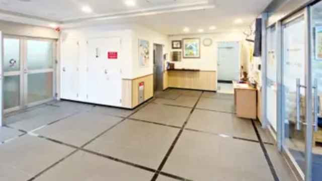 エントランス。季節に合わせて、ご利用者の制作した作品が展示されています。