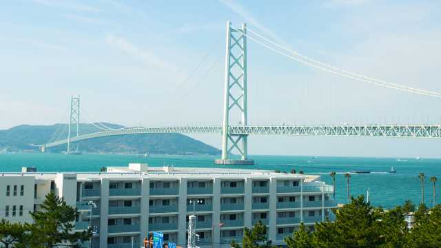 明石海峡大橋の雄大な景観を眺めることができ、四季折々の美
しさを感じながらお過しいただけます