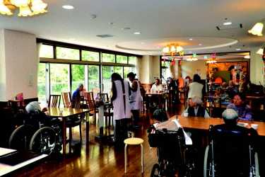 ８０畳のフロアで過ごし方はあなた次第｜神港園シルビアデイサービスセンター