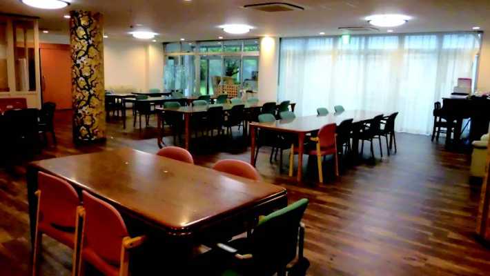 中庭に面した明るいフロア｜神港園しあわせの家デイサービスセンター