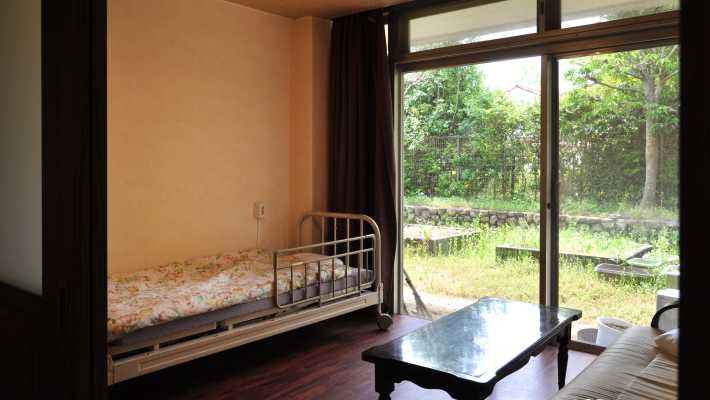 中庭に面した静養室｜神港園しあわせの家ショートステイ