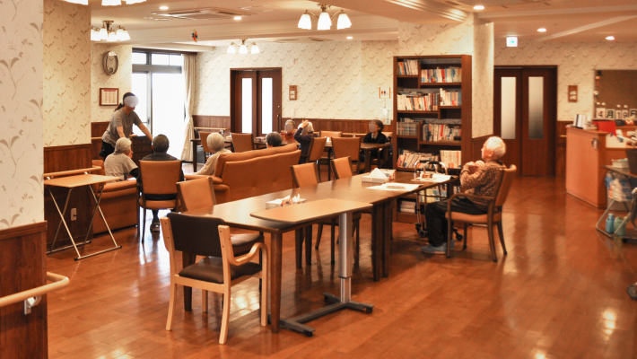 明るく広々としたリビングダイニング｜さん舞子神港園ショートステイ