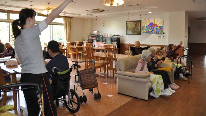 笑顔あふれるリビングルーム｜神港園シルビアショートステイ