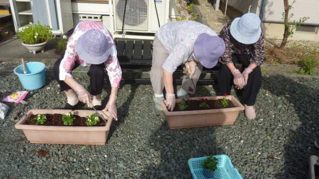 豊川市四ッ谷町の家庭的な小規模デイサービス！｜遊歩の邑わらじ通所かいごサービス