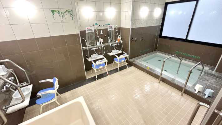 広々とした浴槽|デイサービスセンター煌奏館