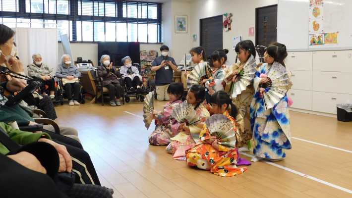 ボランティアの方々の慰問｜デイサービスセンター煌奏館