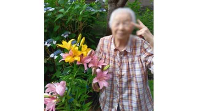 立てばしゃくやく、座ればボタン、歩く姿は百合の花😊
お庭に咲いたお花の前で、ハイチーズ✌️🌼