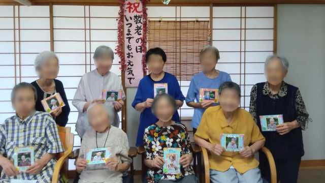 敬老の日のお祝い
お顔を表情をお見せできませんが
皆さん笑顔(❁´◡`❁)で美しいで～す。