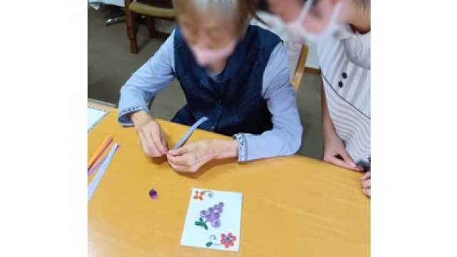 大学生とペーパークーリング作り
葡萄🍇がｶﾜ(・∀・)ｲｲ!!
利用者さんも大学生も貴重な体験❣️