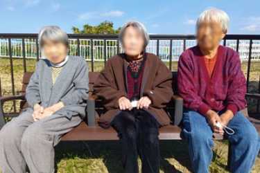 網代橋はお天気がいいと外へお散歩へ出かけます。日中は(❁´◡`❁)小春日和｜介護サークルかがやき網代橋