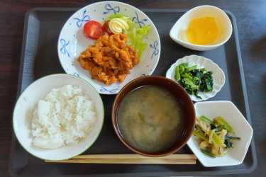 ある日の昼食、「美味しそうな匂いだね～」と皆さんの声がいつも聞こえてきます。｜介護サークルかがやき網代橋