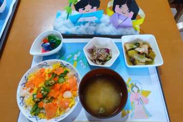 昼食は施設内で調理します。7月のイベント食です🙂｜介護サークルかがやき網代橋