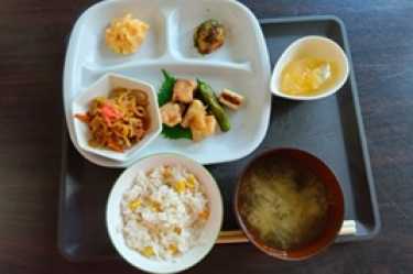 夏祭りの日の昼食、焼きそば・お好み焼き・トウモロコシご飯等…屋台風メニュー(❁´◡`❁)｜介護サークルかがやき網代橋