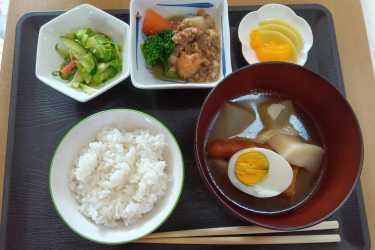 ランチ 紹介：おでん🍢、そぼろあんかけ、サラダ、みかん🍊　寒い日は🍢ですね。｜介護サークルかがやき網代橋