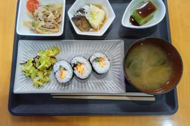 ランチ 紹介：利用者様手作り恵方巻・・美味しくできました。（*＾-＾*）｜介護サークルかがやき網代橋