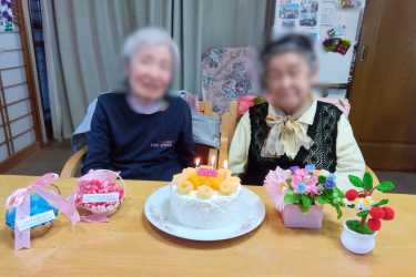 お誕生日おめでとうございます。ケーキはスタッフの手作りです🎂｜介護サークルかがやき網代橋