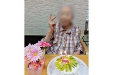 手作りケーキでお祝いです💕お誕生日おめでとうございます🎂｜介護サークルかがやき網代橋