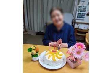 手作りケーキでお祝いです💕お誕生日おめでとうございます🎂｜介護サークルかがやき網代橋