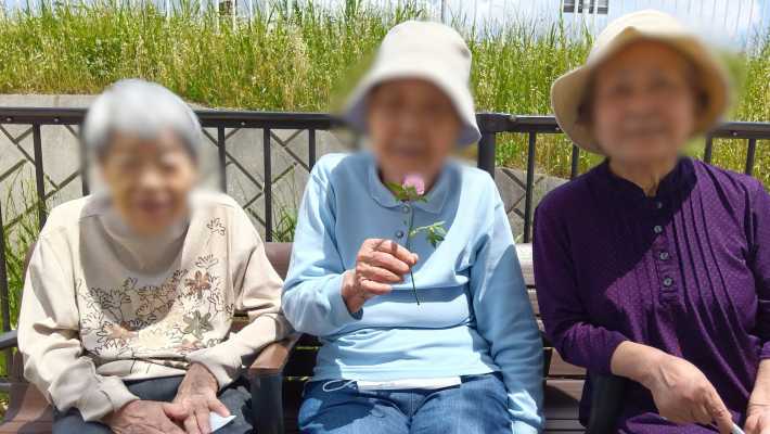 お散歩中にはい！ポーズ🤗｜介護サークルかがやき網代橋
