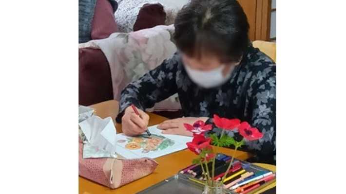 今日の塗り絵も綺麗に出来ました🌸｜介護サークルかがやき網代橋