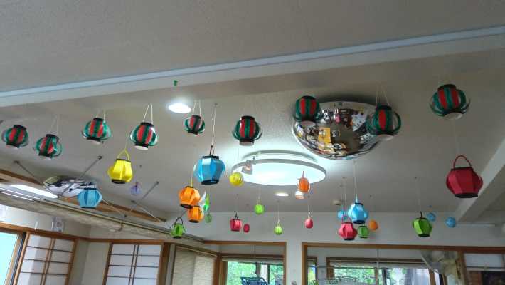 今月の天井飾り・・・夏祭り風です🎯｜介護サークルかがやき網代橋