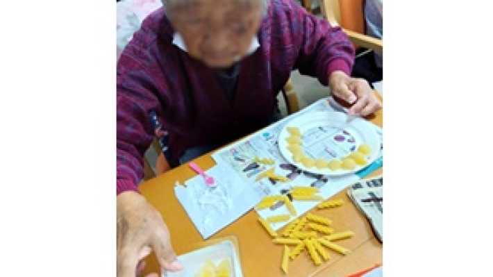 マカロニでXmasリース作り🎄🎅🏻｜介護サークルかがやき網代橋