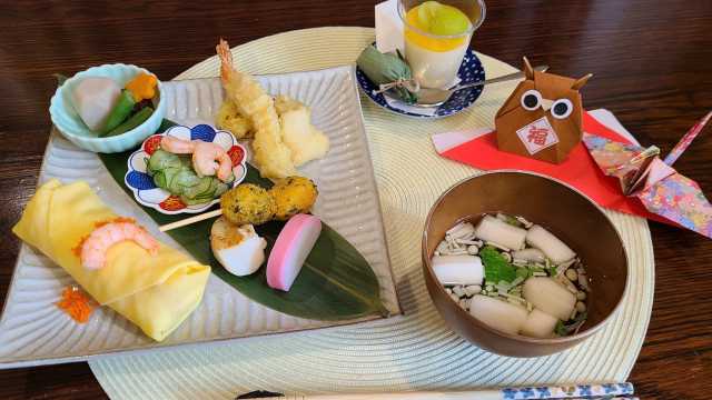 敬老の日ご膳
茶巾寿司・天ぷら・煮物・焼き物・お吸い物・デザート
イベント食にあやかれた職員も嬉し❣️