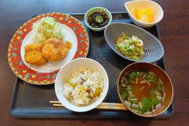 今日のランチ：コロッケ（野菜付き）もずく酢・薩摩芋🍠ご飯🍚他　食欲の秋ですね❣️｜介護サークル　かがやき　丘の上の小さな家