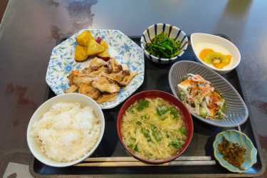 今日のランチ：ザ・和食。いつもご馳走様です。🍜🍚🥝｜介護サークル　かがやき　丘の上の小さな家