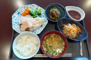 今日のランチ：鱈じゃがソテー（たらこソースつき）茄子の甘辛煮・他🤗うまっ❣️｜介護サークル　かがやき　丘の上の小さな家