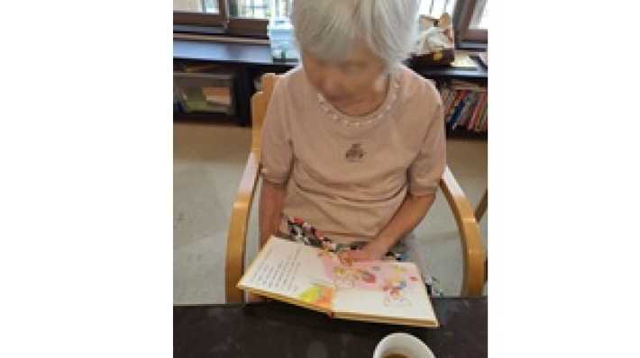 99歳の方の読み聞かせ。素晴らしい💖｜介護サークル　かがやき　丘の上の小さな家