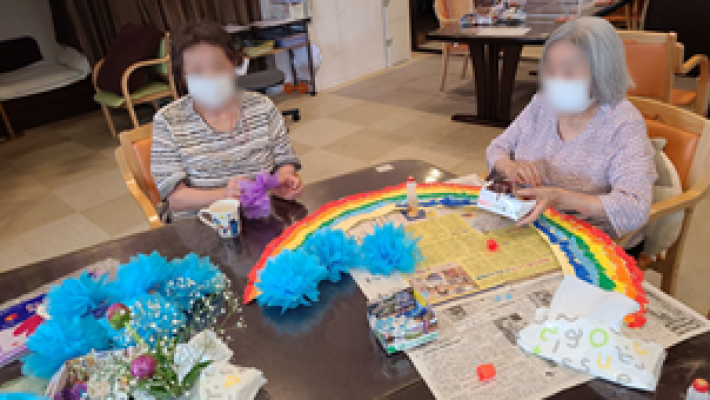 🌈虹を作成中。飾る場所はまだ秘密。|介護サークル かがやき 丘の上の小さな家
