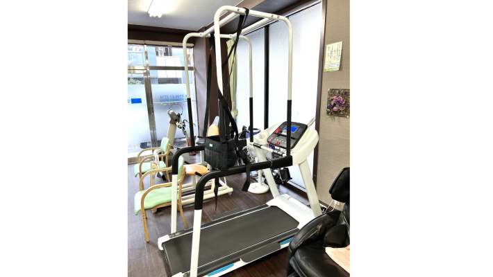 充実したマシントレーニング・運動機器|リハビリデイサービス爽快俱楽部