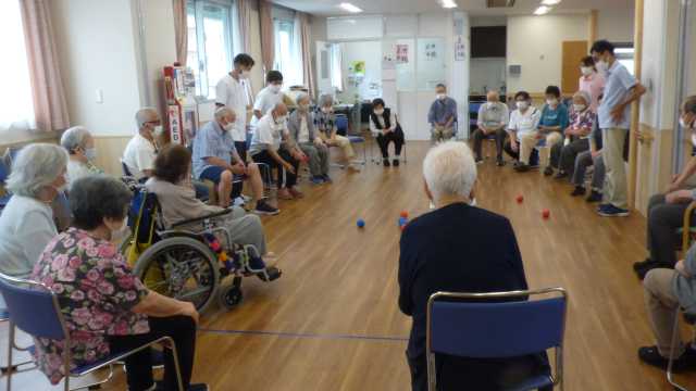 都内で有名な商店街にほど近く、中学校と併設というユニークな施設です｜品川区立戸越台特別養護老人ホーム　《併設：戸越台在宅サービスセンター／戸越台在宅介護支援センター》