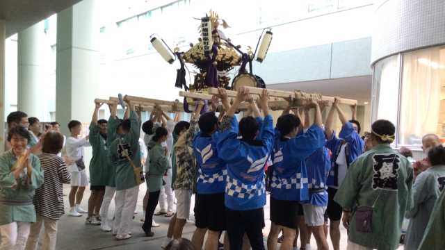 都内で有名な商店街にほど近く、中学校と併設というユニークな施設です｜品川区立戸越台特別養護老人ホーム　《併設：戸越台在宅サービスセンター／戸越台在宅介護支援センター》