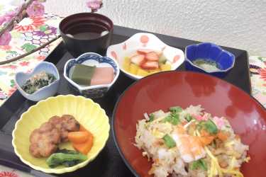 《バラエティに富んだ食事の提供》｜品川区立戸越台特別養護老人ホーム　《併設：戸越台在宅サービスセンター／戸越台在宅介護支援センター》