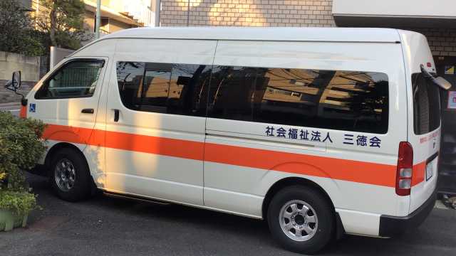 閑静な住宅街の一角にある一般の住宅と変わらない構えの「デイサービス」｜品川区立小山在宅サービスセンター  小山の家