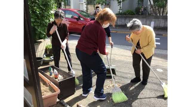閑静な住宅街の一角にある一般の住宅と変わらない構えの「デイサービス」｜品川区立小山在宅サービスセンター  小山の家
