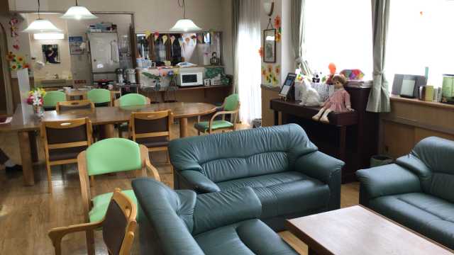 閑静な住宅街の一角にある一般の住宅と変わらない構えの「デイサービス」｜品川区立小山在宅サービスセンター  小山の家