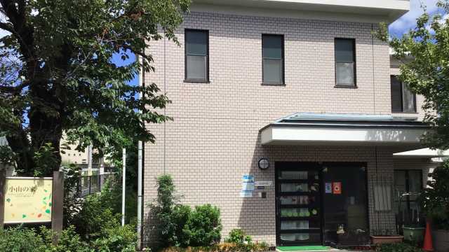 閑静な住宅街の一角にある一般の住宅と変わらない構えの「デイサービス」｜品川区立小山在宅サービスセンター  小山の家