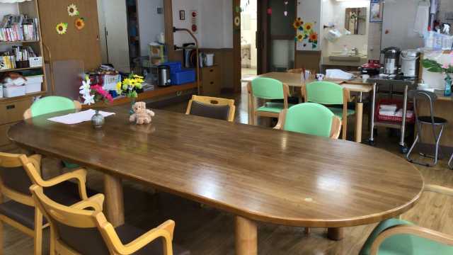 閑静な住宅街の一角にある一般の住宅と変わらない構えの「デイサービス」｜品川区立小山在宅サービスセンター  小山の家